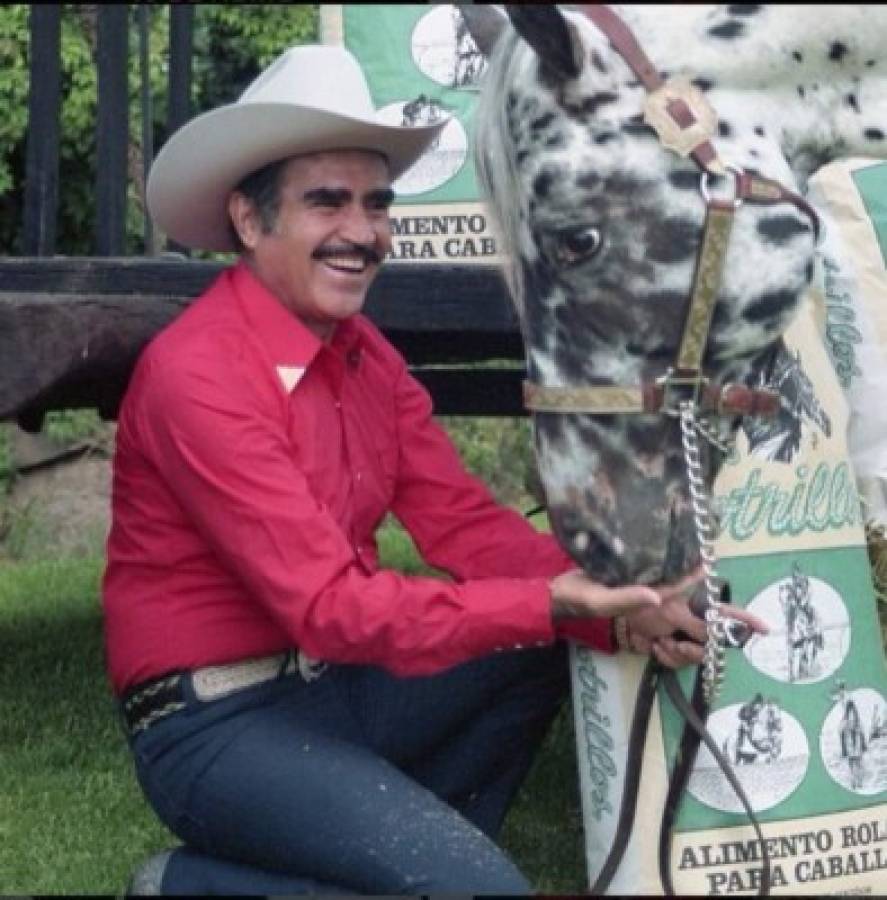 Vicente Fernández celebra su cumpleaños rodeado de amigos y familia