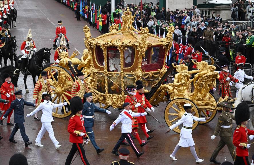 Carlos III: las imágenes del mayor desfile militar en 70 años