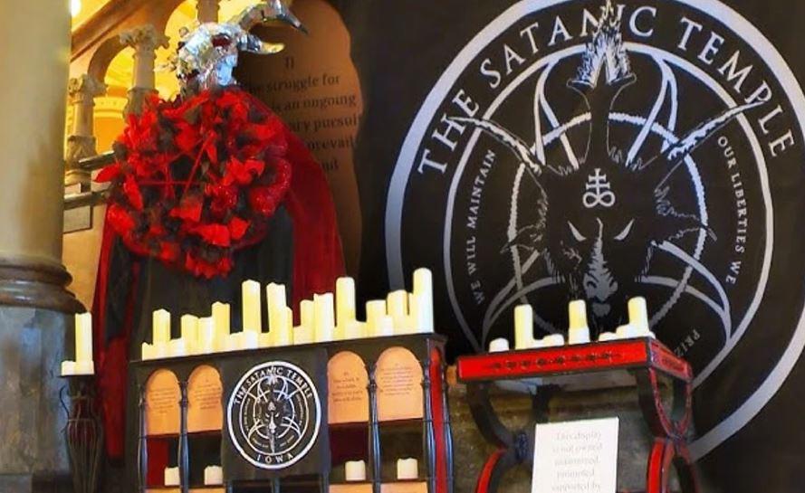 Malvado y repugnante: instalan altar satánico navideño en Capitolio