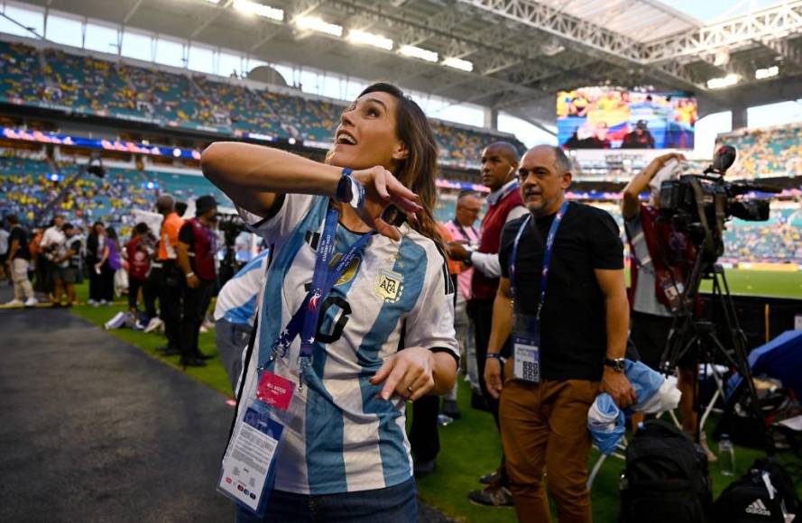 Argentina y Colombia “pelean” en las gradas con sus bellas de aficionadas en Copa América