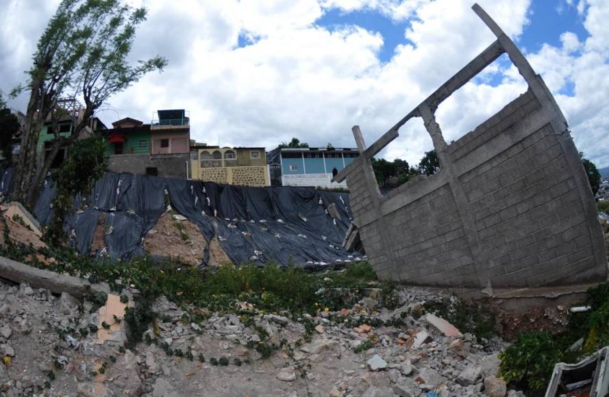 Desolación y pesar, lo único que queda a un año del derrumbe en la colonia Guillén de la capital