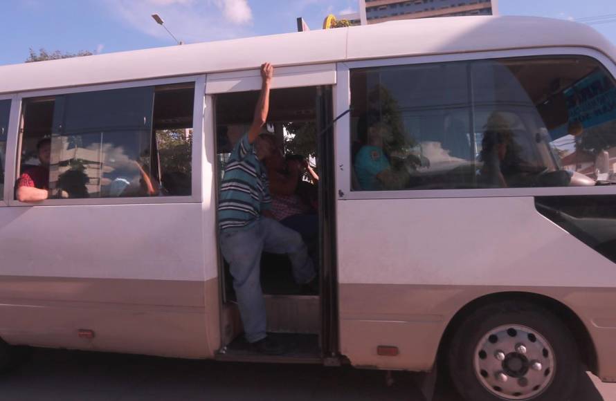 Ni botón de pánico, ni aire acondicionado y mucho menos conductores certificados: así es la realidad de viajar en rapidito en la capital