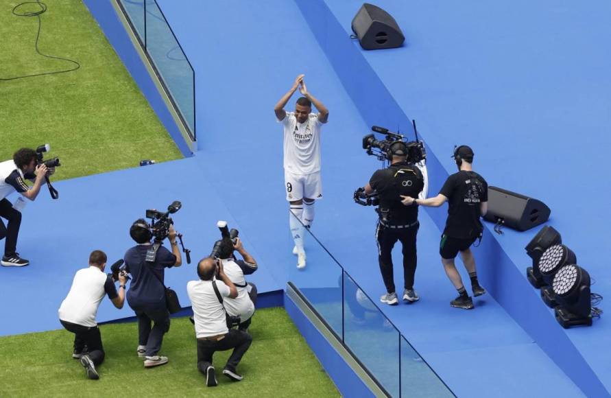 Mbappé imitó a Cristiano Ronaldo en su presentación con Real Madrid y el regalo de Florentino