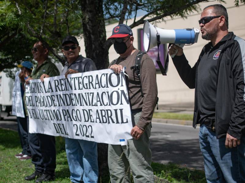 Marvin Reyes, vocero del Movimiento de Trabajadores de la Policía, durante una protesta de agentes despedidos, realizada frente a la embajada de Estados Unidos en El Salvador, el 13 de agosto de 2024.