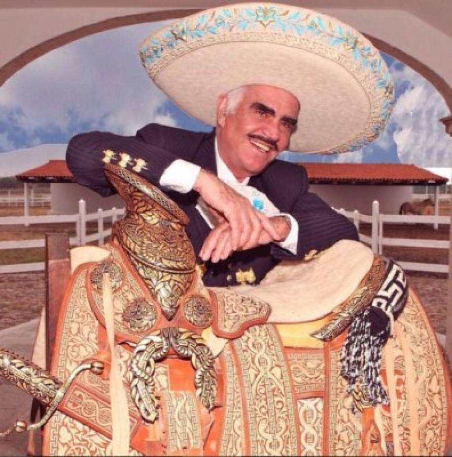 Vicente Fernández celebra su cumpleaños rodeado de amigos y familia