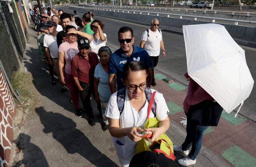 Mexicanos acuden a las casillas a votar en las elecciones 2024