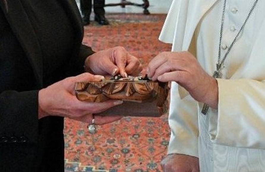 Los regalos que intercambió Xiomara Castro con el papa Francisco