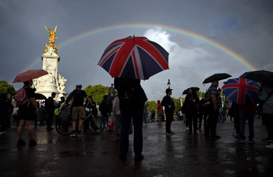 Lágrimas, silencio y el himno “God save the Queen” frente al palacio de Buckingham tras muerte de Isabel II