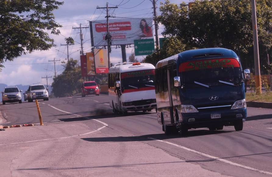 Ni botón de pánico, ni aire acondicionado y mucho menos conductores certificados: así es la realidad de viajar en rapidito en la capital