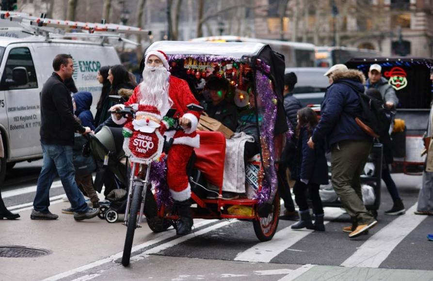 Códigos QR y Santas voladores: curiosas decoraciones en Navidad 2023