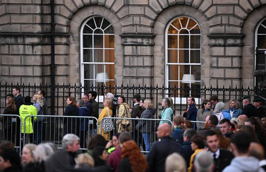 Los británicos comienzan a despedirse de Isabel II en Edimburgo