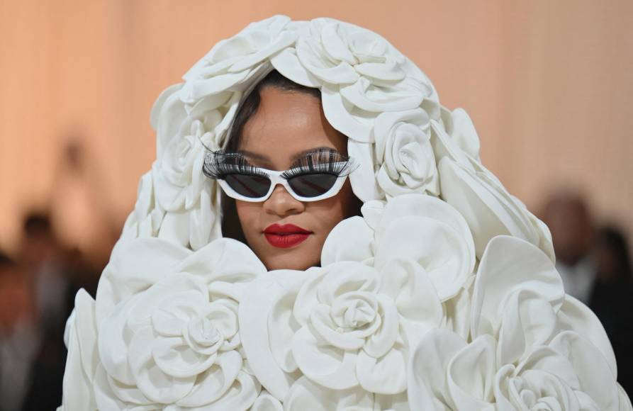 Rihanna, criticada por llegar tarde, lució espectacular en la Met Gala 2023