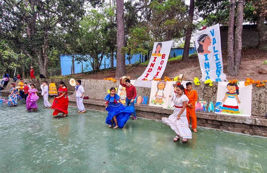 Alumnos conmemoran con danzas el Día del Cacique Lempira en la capital