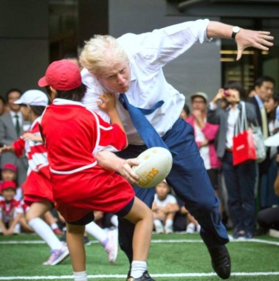 VIDEO: Alcalde de Londres derriba niño japonés jugando rugby callejero