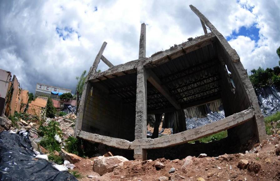 Desolación y pesar, lo único que queda a un año del derrumbe en la colonia Guillén de la capital