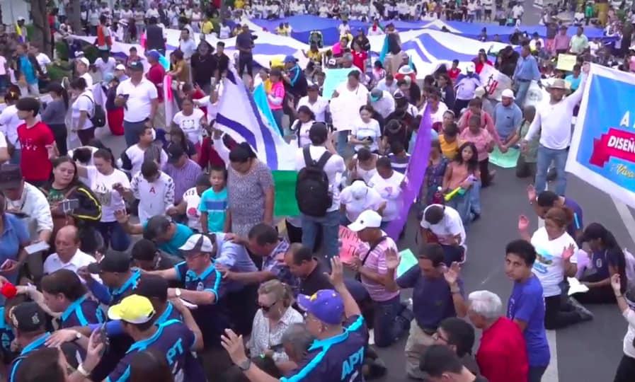 Hondureños marchan en contra del matrimonio igualitario