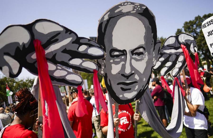 Protesta multitudinaria pide a Harris en Chicago un cambio por Gaza