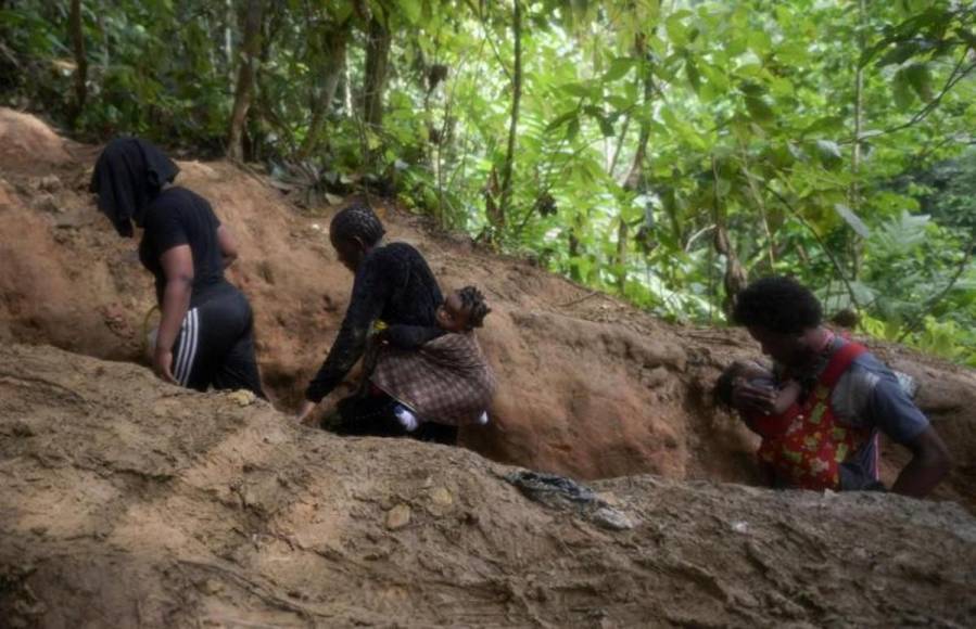 “He visto a mamás dejar a sus hijos ahí”: crudos relatos del tapón del Darién, la selva donde Dios no entra