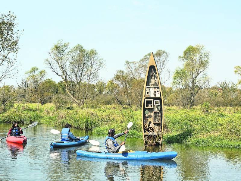 Pasando por “Revenant Canoe”, de Tory Tepp, en la zona agrícola del suroeste de Wisconsin, parte de un evento autoguiado de 10 días realizado cada dos años.