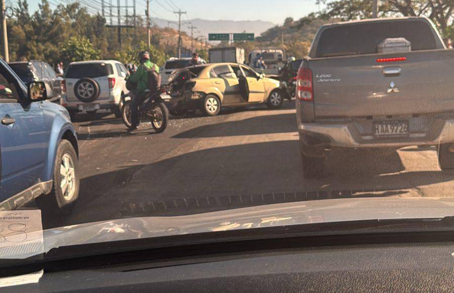 Las primeras imágenes del accidente provocado por rastra en el anillo periférico