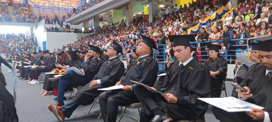 Más de 1,500 profesionales entrega UNAH en su segunda ceremonia de graduación 2024