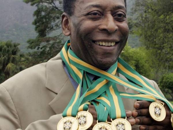 La leyenda del fútbol brasileño Edson Arantes do Nascimento, conocido como ‘Pelé’, posa con sus seis medallas de campeón de Brasil durante una ceremonia en Río de Janeiro