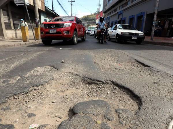 En el barrio Concepción, las reparaciones fueron fugaces y los conductores siguen sufriendo por los daños severos de la calzada.