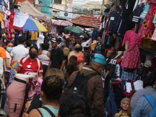 Como un método de ahorro, los capitalinos visitan los comercios de Comayagüela, pero la inseguridad llegó a estos espacios.