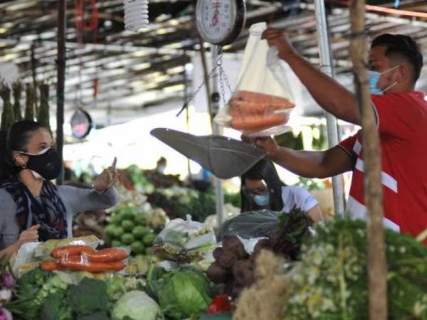 Los compradores asisten a los mercados capitalinos porque consideran que las verduras tienen mayor frescura y duración.