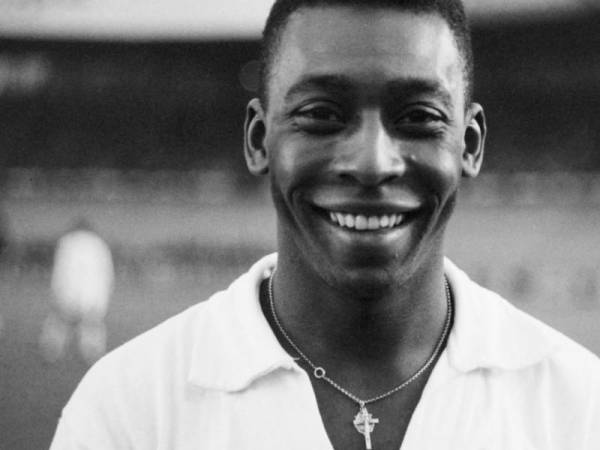 El 13 de junio de 1961, el delantero brasileño Pelé, con la camiseta del Santos, sonríe antes de jugar un partido amistoso de fútbol con su club contra el club francés de “Racing”, en Colombes, en las afueras de París.