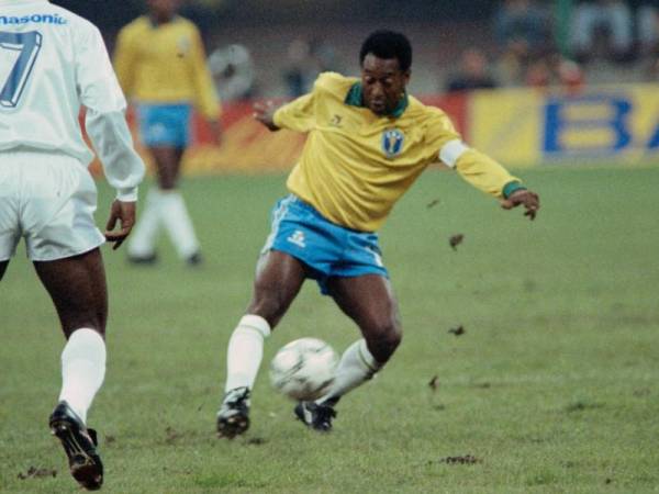 La ex estrella del fútbol brasileño, Edson Arantes do Nascimento juega el balón durante un partido amistoso de fútbol entre Brasil