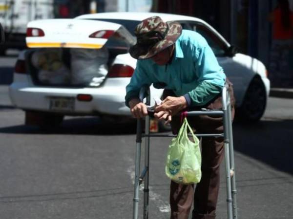 Los adultos mayores reciben el bono de la tercera edad por parte del gobierno.