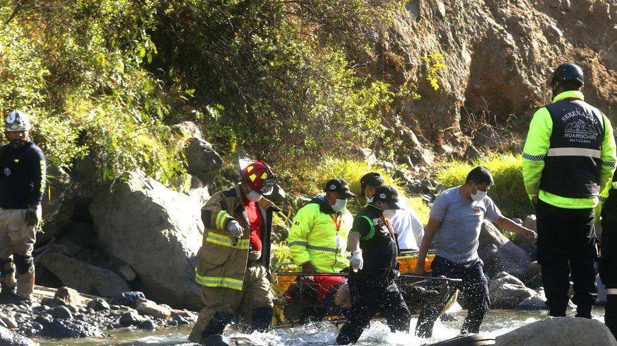 ¡Tragedia! Unos 23 muertos deja caída de un bus a un abismo en Perú