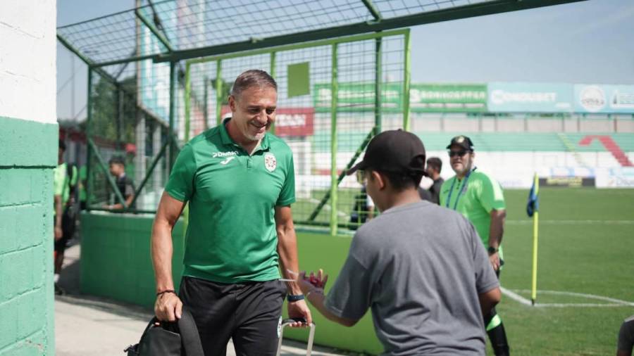 No se vio en TV: Abucheos contra Diego Vázquez y bellas chicas en el Marathón-Motagua