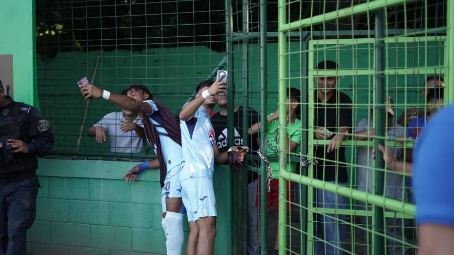 No se vio en TV: Abucheos contra Diego Vázquez y bellas chicas en el Marathón-Motagua