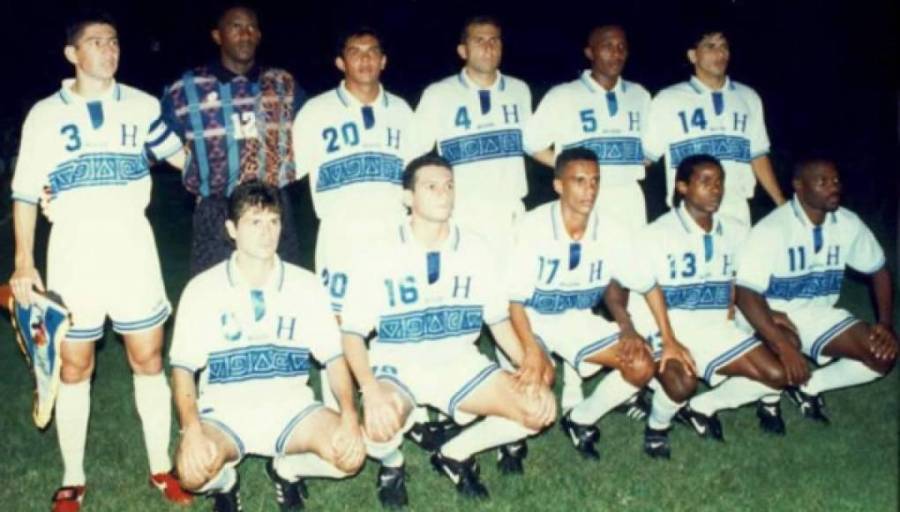 ¡Bellezas! Esta es la evolución de las camisas de la Selección de Honduras a lo largo de los años