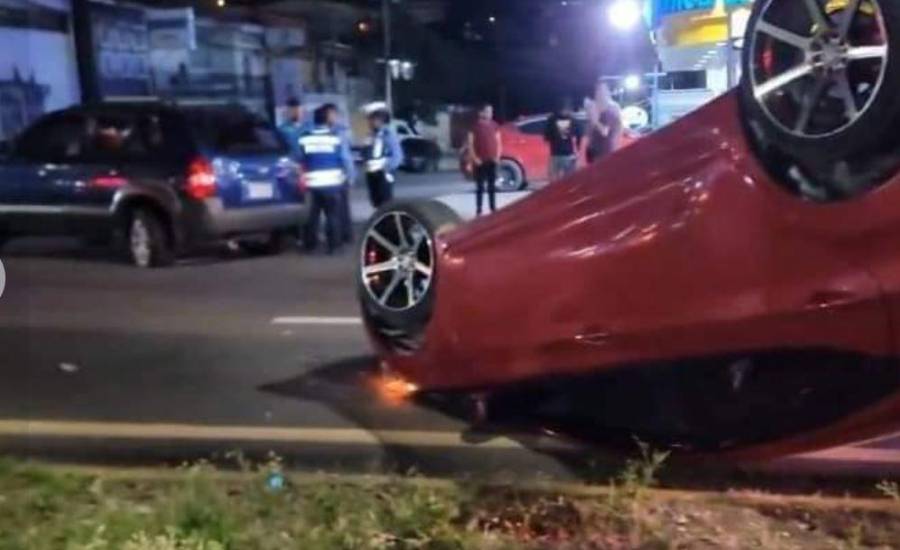 Con golpes leves resultó Cléver Portillo tras volcar su auto en bulevar Morazán