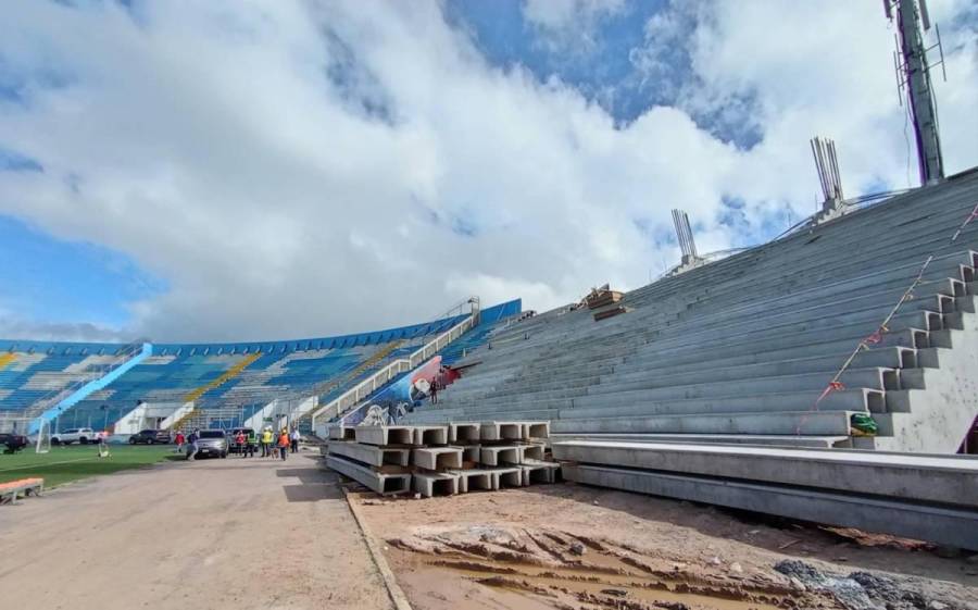 Especialista supervisa novedosa instalación en el estadio Nacional de Tegucigalpa