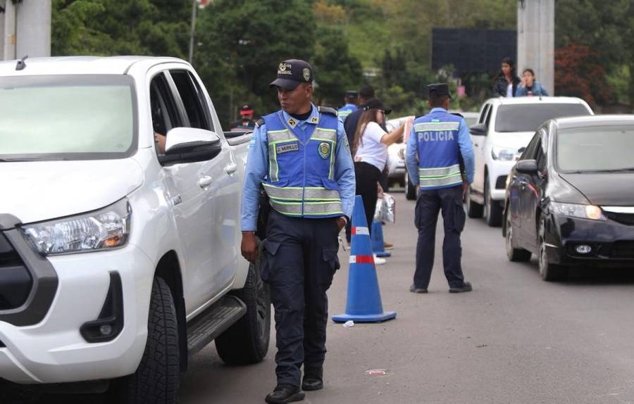 Largas filas en salida al norte por vacacionistas que abandonan Tegucigalpa