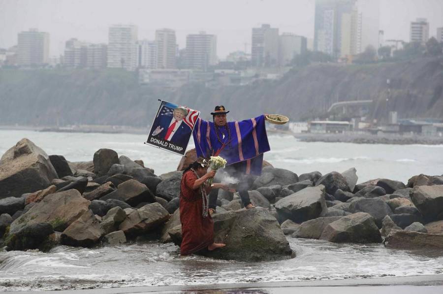 Con ritual en la playa, Chamanes envían suerte a Harris y Trump desde Lima, Perú