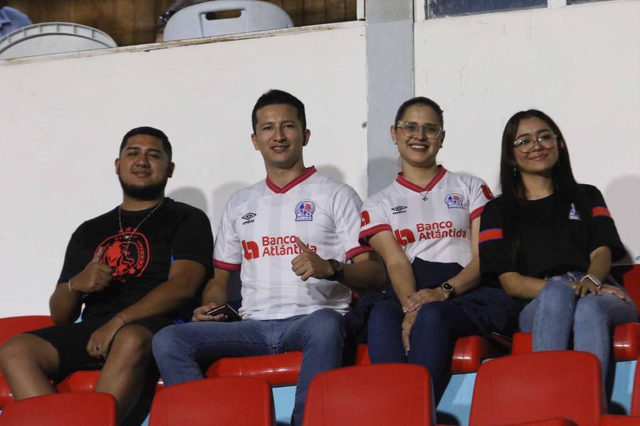 Ambiente de clásico en el Olimpia-Real España: ¿Quién es la bella chica que llegó con la Máquina?