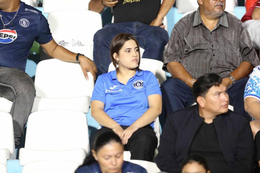 Novia de Auzmendi y lindas chicas derrochan belleza en el Motagua vs Herediano