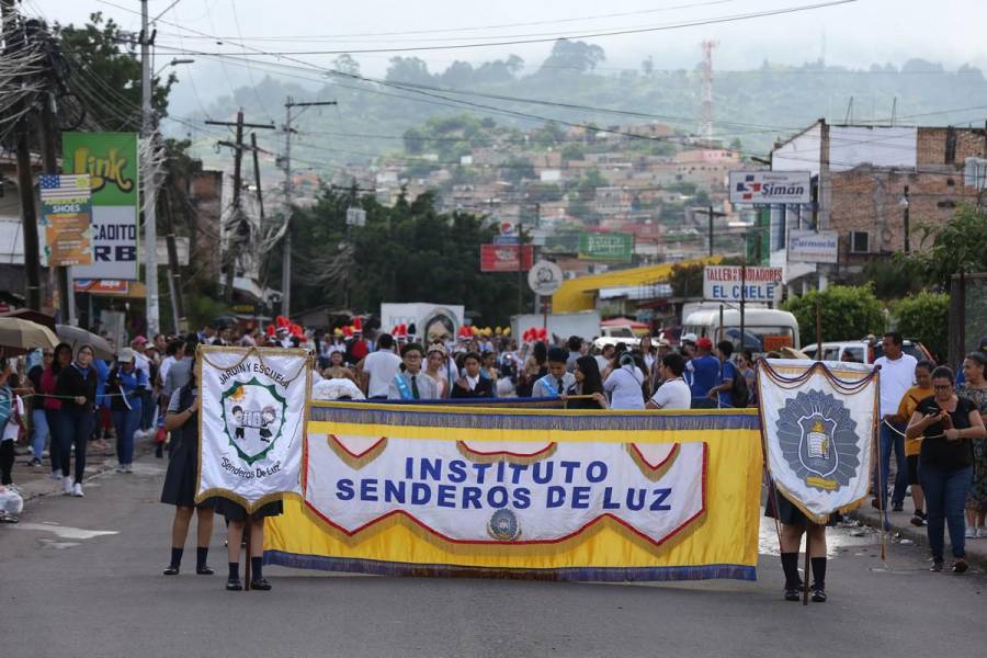 Con colorido desfile colonia San Miguel de Tegucigalpa celebra su 69 aniversario