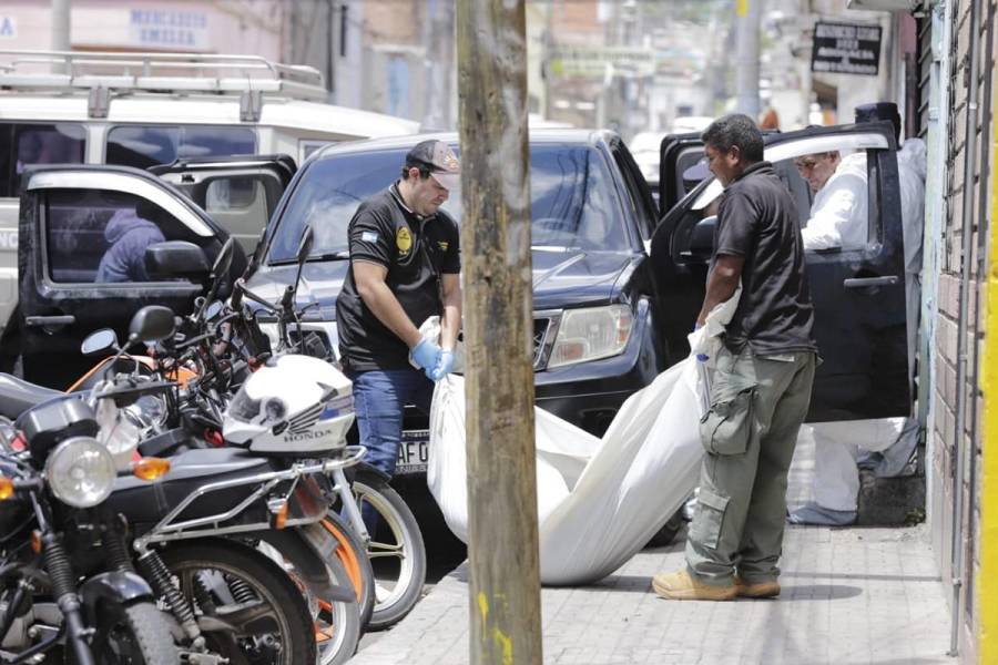 Con lágrimas y pesar llegan familiares a escena donde murió abogado Julio Muñoz y guardaespaldas