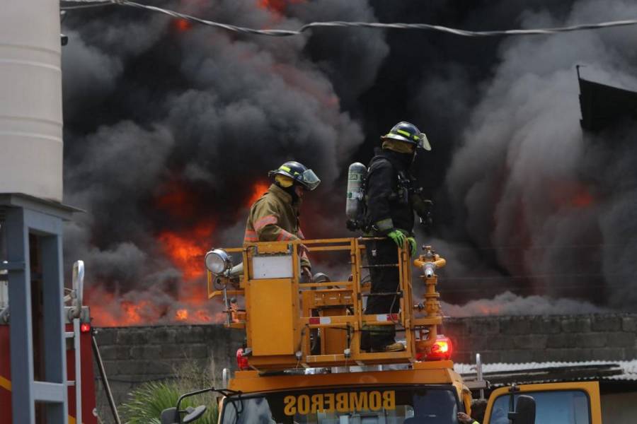 Los momentos más impactantes del incendio de gran magnitud en El Prado