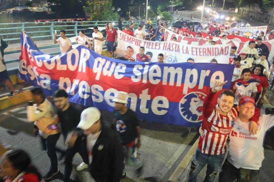 Ambiente de clásico en el Olimpia-Real España: ¿Quién es la bella chica que llegó con la Máquina?