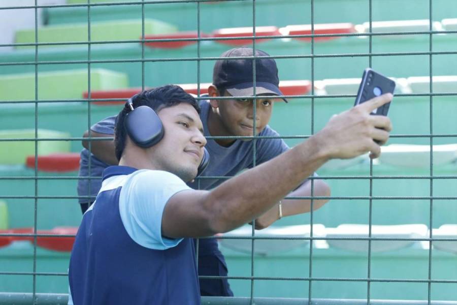 No se vio en TV: Abucheos contra Diego Vázquez y bellas chicas en el Marathón-Motagua