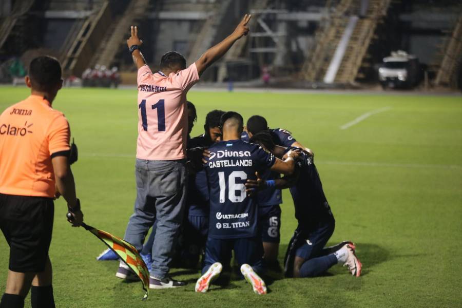 No se vio TV: Aficionado salta al campo para celebrar con Motagua y expulsión de Génesis