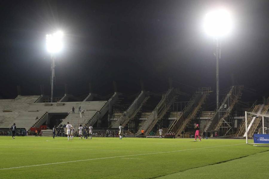 No se vio TV: Aficionado salta al campo para celebrar con Motagua y expulsión de Génesis