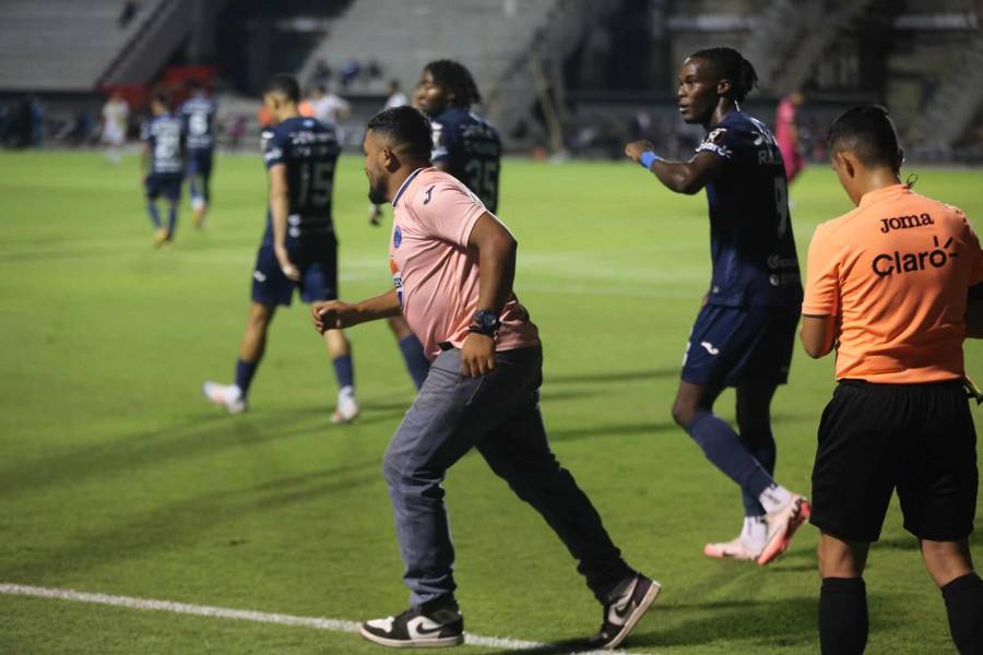 No se vio TV: Aficionado salta al campo para celebrar con Motagua y expulsión de Génesis